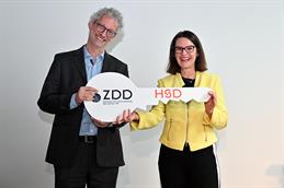 Die Vizepräsidentin für Wirtschafts- und Personalverwaltung der HSD, Dr. Kirsten Mallossek, übergab anlässlich der Baufertigstellung des ZDD symbolisch den Schlüssel an den Leiter des Zentrums, Prof. Dr. Fernand Hörner. 